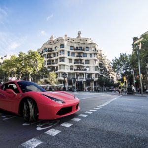 Montaje-Ferrari-488-Barcelona-GT-Tours-La-Pedrera-1024x683