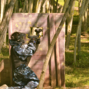 Paintball battle. The battlefield is equipped with barriers: they allow players to shoot their opponents from a privileged point of view while remaining protected.